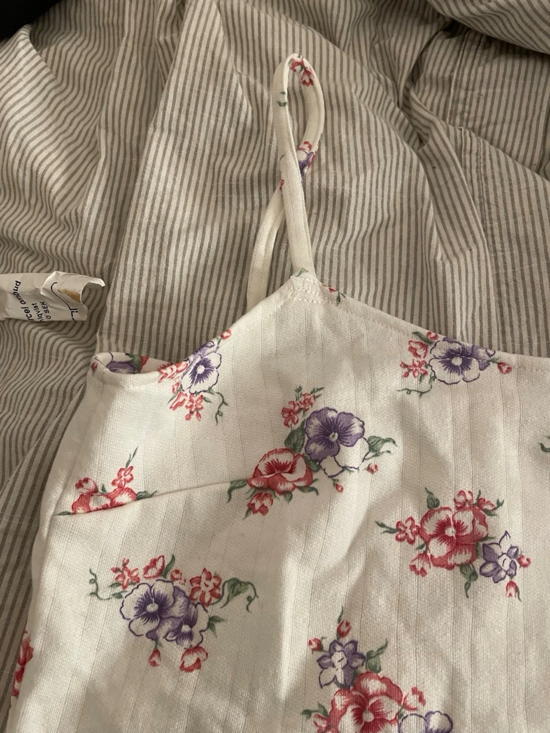 Vit blommig linnetopp med smala band - 3