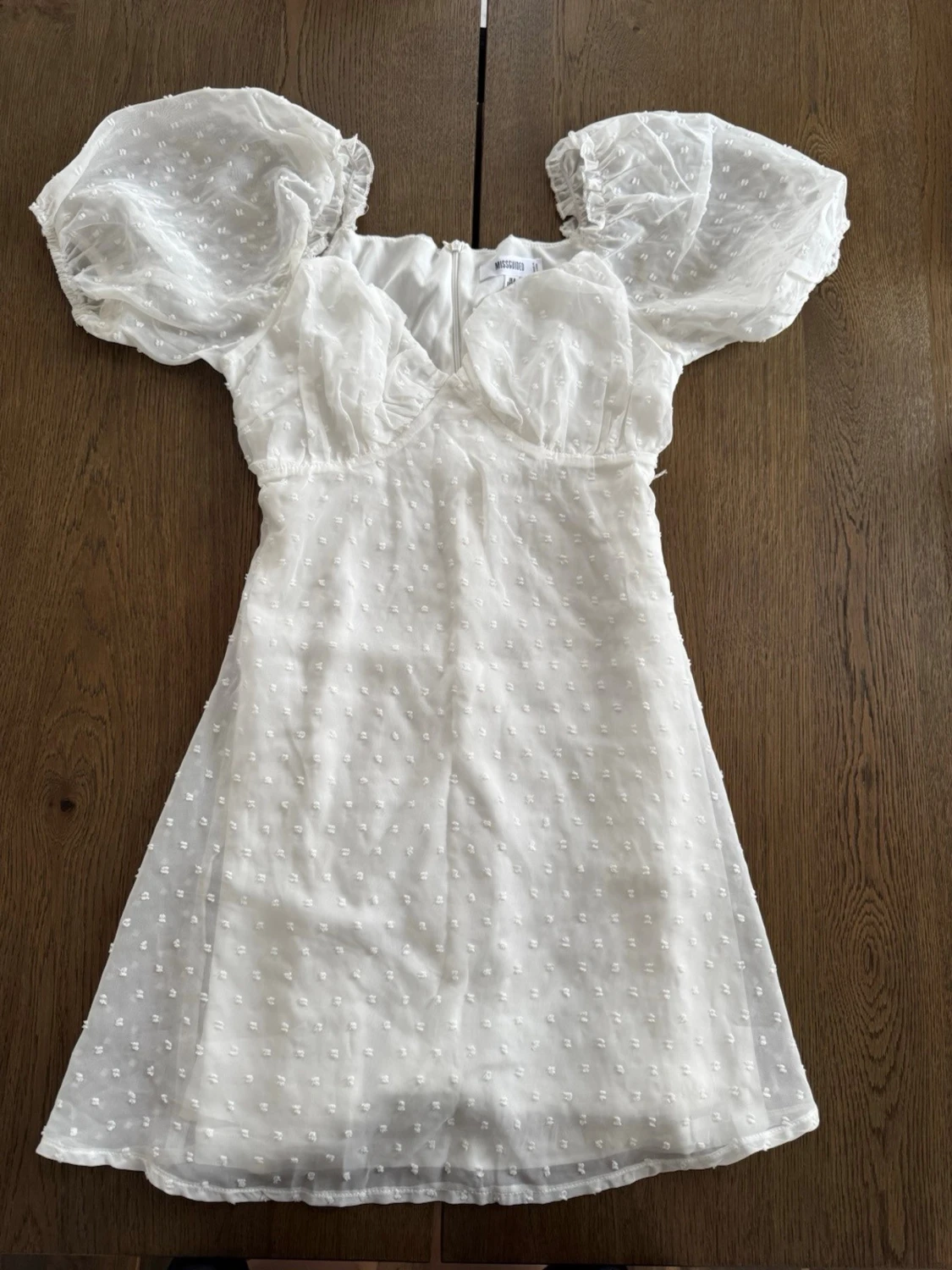 Vit kort klänning med puffärmar