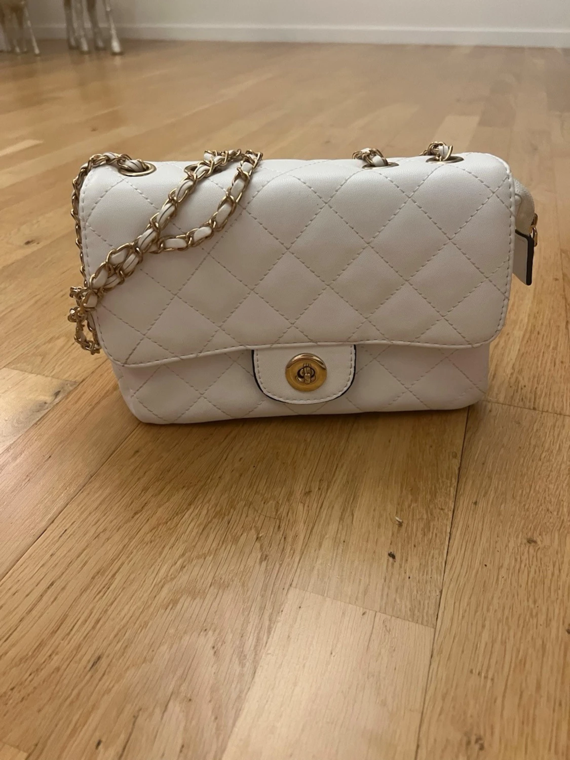 Vit quiltad axelväska med guldkedja