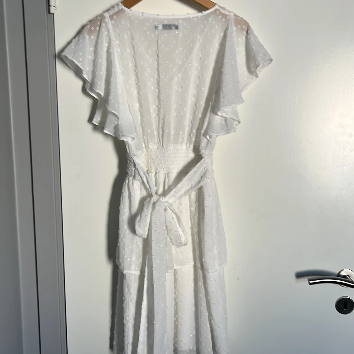 Vit prickig klänning från Dry Lake - 1