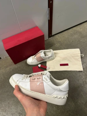 Valentino open skor - Säljer ett Valentino opens skor i  Fint skick, i rosa nyans. Skick: 9,7/10🧮  Inkluderat: box ingår!♦️  Pris: 1999kr ej hugget i sten🎗️  Storlek: 36♣️ passar 35  Snabbaffär = priset sänks-SERIÖSA BUD🔓 