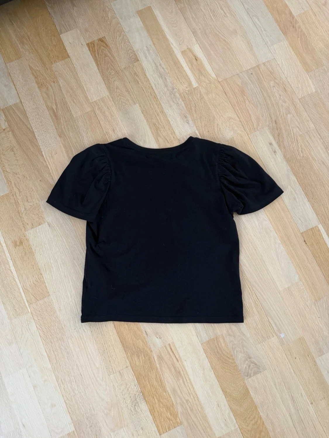 Svart topp med puffärm - 1