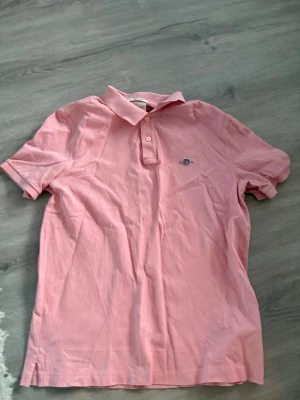 Gant pike - Hej jag säljer en gant piké i toppskick använd max 5 ggr och är perfekt för att se stilig ut. Pris kan diskuteras vid snabb affär