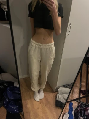 Beiga mjukisbyxor i storlek XS - Säljer ett par beiga mjukisbyxor i storlek XS med resår i midjan och vid bensluten. Byxorna har en avslappnad passform och är gjorda i mjukt bomullsmaterial!