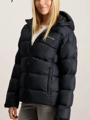 Svart pufferjacka från Peak Performance - Säljer en svart pufferjacka från Peak Performance med huva och dragkedja framtill. Jackan har en klassisk, vadderad look och är perfekt för kyliga dagar. Den har diskret logga på bröstet och är lätt att matcha med olika outfits. Köpt en annan jacka så vill denna såld🥰 jacka är den inget fel på alls förutom drag kedigan som krånglar lite 