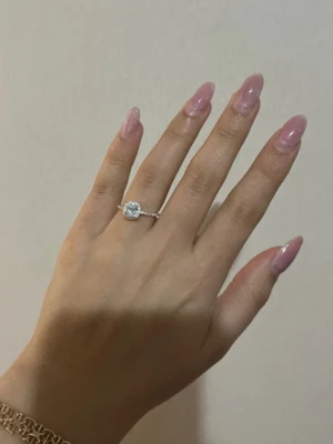 Äkta silver ring  - Storlek 16,5-17 tror jag för det är vad jag har å den passar ☺️  Har tappat en liten pytte Sten men syns inte när man har på sig den. Så snygg ser ut som en förlovningsring 🥹🤩✨