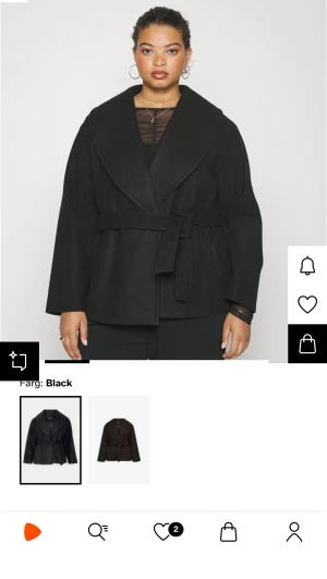 Svart kappa med bälte och bred krage - Stilren svart kappa med bred krage och knytbälte i midjan. Jackan har en rak passform och långa ärmar, perfekt för dig som gillar en klassisk look med modern twist. Materialet ser ut att vara ullblandning som ger en mjuk och lyxig känsla. Har ett litet hål i en av fickorna men går lätt att sy igen💗