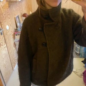Mörkbrun ulljacka Isabel Marant - Säljer en mörkbrun ulljacka från Isabel Étoile Marant som jag köpte av en annan tjej men den var tyvärr lite för kort i ärmarna på mig (är 179 cm). Den är i superbra skick och tjock i materialet! Skriv för fler bilder, priset kan diskuteras.