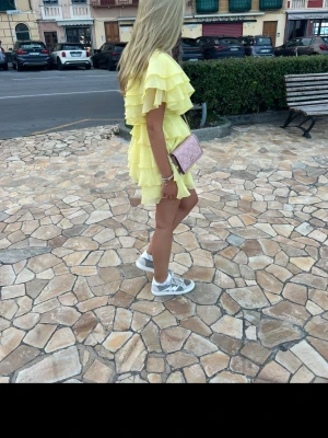 Gul volangklänning  - Supersöt gul klänning i nycksick, använd 1 gång💛storlek S men passar även XS-M