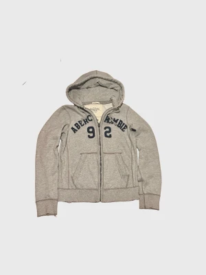 Abercrombie & fitch hoodie M - Säljaren sjukt snygg Abercrombie & fitch hoodie storlek M true to size. Den är från 2000 galet vilket ger den en använd look. Den är i bra skick. 😀