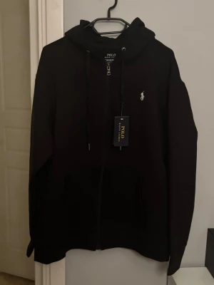 Polo Ralph Lauren Zip - Säljer en helt ny oanvänd zip hoodie i storlek M❣️