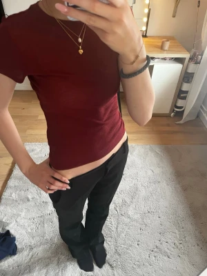 Vinröd tight t-shirt - Säljer en vinröd t-shirt som har ett stretchigt och tunnt material💗