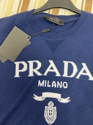 Blå kortärmad t-shirt  - Snygg blå t-shirt . Klassisk rund halsringning och ribbade kanter. Materialet känns mjukt och exklusivt, perfekt för dig som gillar stilrena designer med premiumkänsla.
