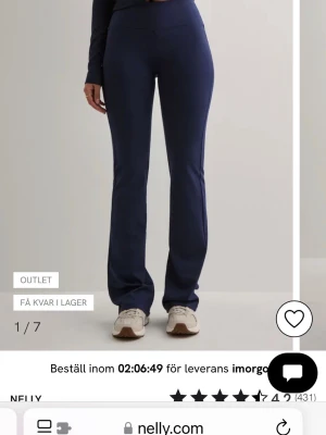 Träningstights - Säljer ett par mariblåa utsvöngda träningstights. De är för långa på mig och därför säljer jag de. Bara använda en gång. Super skönt och stretchigt material.