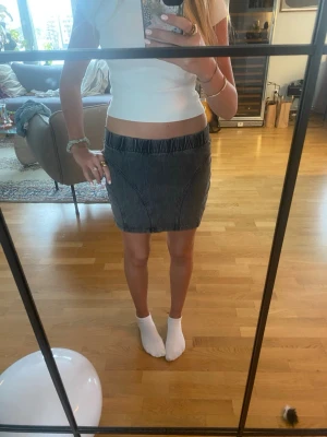 Grå kjol från h&m  - Snygg grå kjol från h&m som passar till många tillfällen. På första bilden är kjolen inte nervikt men på andra är den det så den går att ha båda sätt. Den blir dock mer lowwaist om man viker ner den 😇