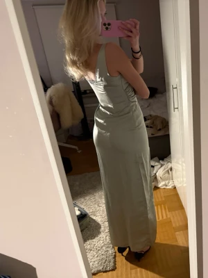 Superfin mintgrön/ turkos klänning. Beställde till balen men använde aldrig☺️ - Långklänning🥰