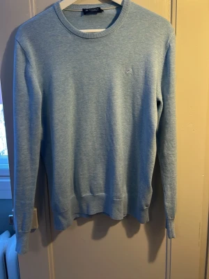 Ljusblå tröja från Hackett London - Säljer en stilren ljusblå tröja från Hackett London i storlek S. Pris kan diskuteras vid snabb affär 