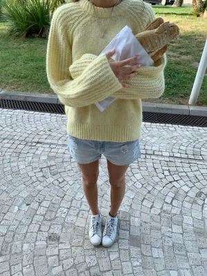 Ljusgul stickad tröja från Zara - Supermysig ljusgul stickad tröja från Zara med grovstickade ärmar och ribbad halsringning. Oz🫶 Tröjan är köpt här på Plick. (Första bilden är lånad)