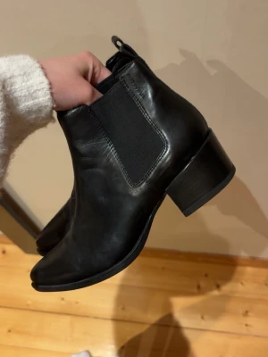 Svarta boots från Vagabond - Säljer dessa snygga svarta boots från Vagabond i skinn. Skorna har spetsig tå, låg klack och klassisk siluett. Perfekta till jeans eller kjol! Storlek 38, helt oanvända. Nypris 1500kr💕