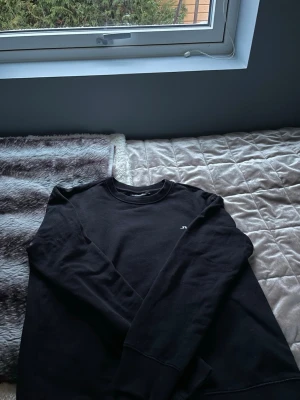 J Lindeberg tröja - Svart crewneck-tröja från j Lindeberg. Väldigt gott skick inga deffekter. Skriv gärna för mer info eller bilder