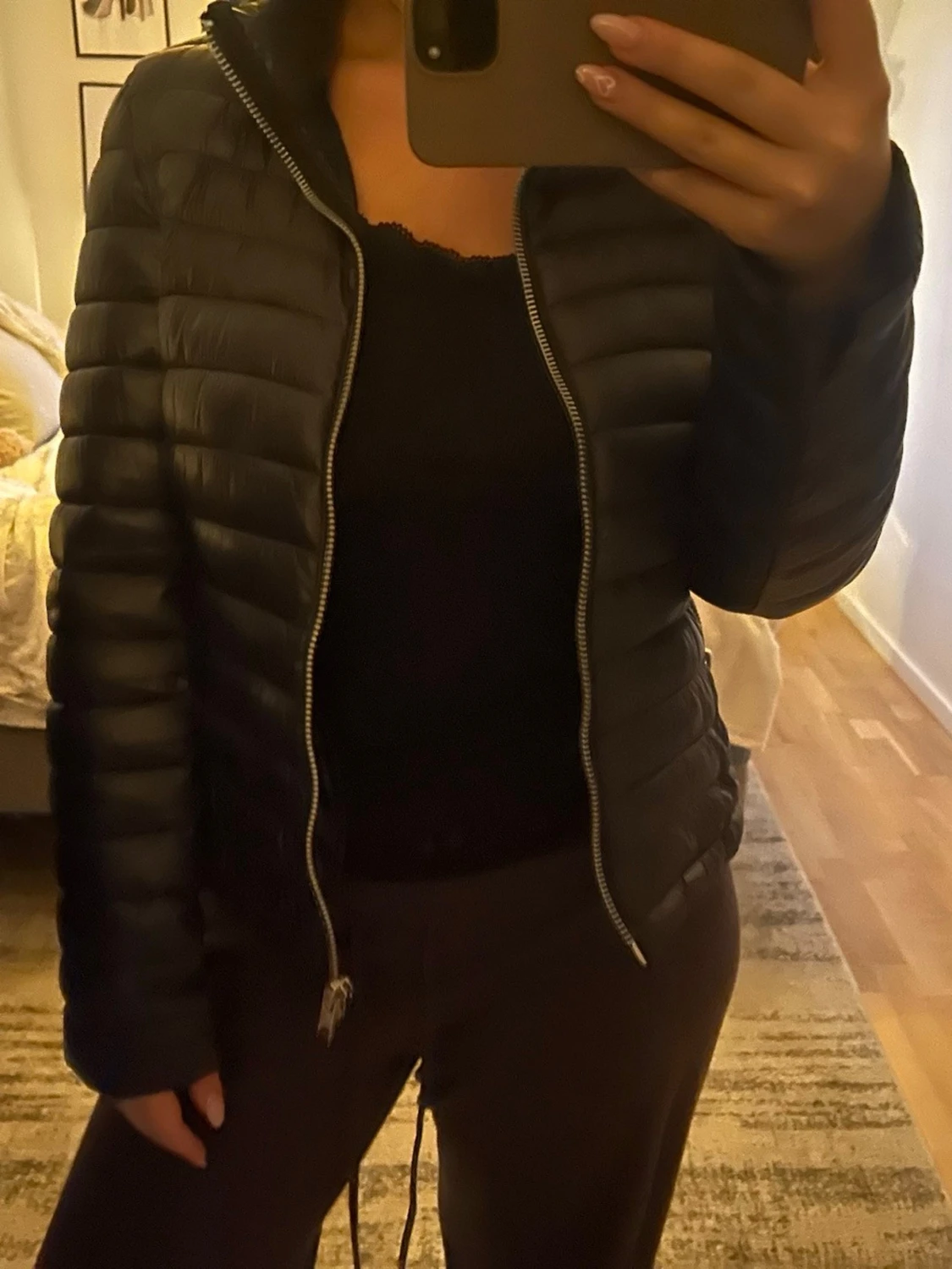 Svart pufferjacka med dragkedja