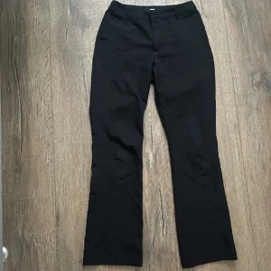 Svarta kostymbyxor från Bik Bok (FRI FRAKT TILL 5/1)‼️ - Supersnygga svarta kostymbyxor från BikBok, säljer då de inte passar mig längre, lite bränt på ena benet men inget som märks! 🩷 ORG PRIS: 499kr, modell: Vilma, pris kan diskuteras 💓