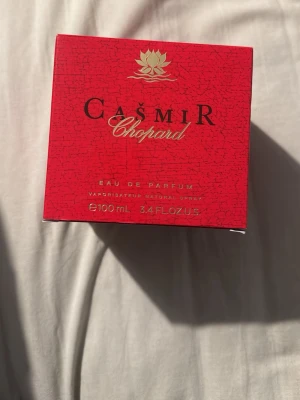 Chopard Casmir Eau de Parfum 100ml - Chopard Casmir Eau de Parfum i en snygg 100 ml flaska. Perfekt för dig som vill sticka ut med en klassisk och elegant doft. Säljs i originalförpackning, helt ny. 