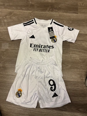 Real Madrid Mbappé barnkit - helt nytt 3-4 år - Real madrid set för barn, tröja samt shorts. Storlek 18 , passar barn i åldern 3-4 år. 
