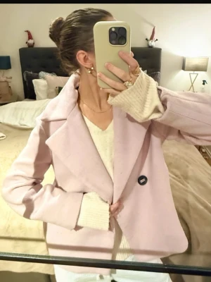 Ljuslila kappa med stora knappar - Säljer en superfin ljuslila kappa, tillverkad i ett mjukt ull-liknande material. Perfekt för dig som vill ha en stilren och trendig look i höst och vinter.