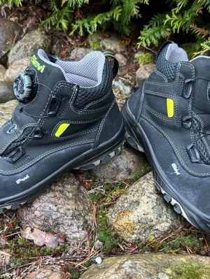 Arbetsskor(43)Skyddsskor  - Hej och välkommen.   Du kollar på ett par riktigt schysta arbetskängor av kvalitetsmäket Sievi Roller i strl 43.   Sparsamt använda på fot så kängor är i bra begagnat skick och har mycket kvar att ge.  Nypris ca 2700:-   Stabil och mycket slitstark skyddskänga som klarar av de mesta i de flesta väder året om.   Bra dämpning i kombination med perfekt stöd och dämpning.   Skyddskängan Sievi Roller High+S3 är försedd med den praktiska Boa-snörningsmekanism: Du vrider bara på vredet och spänner åt 