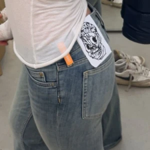 Cheap Monday jeans!! - Säljer mina eftertraktade cheap monday jeans, i väldigt bra skick. Köpte för några månader sedan🥰jag skulle säga att dem passar både nån med strl 34 eller 36!🥰väldigt sköna!! Lite slitet vid fötterna men knappt så det syns.öppen för prisförslag!!!