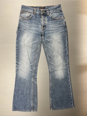 Vintage Nudie Jeans Low Flare Glenn - Otroligt snygga vintage Nudie Jeans i modellen ”Low Flare Glenn”🔥. Storlek och modellnamnet är borttvättat men jag vet med säkerhet att det är Flare Glenn och storlek W28-29 L30. 📏 Midja: 36 cm, Ytterbenslängd: 96 cm, Benöppning: 22,5 cm. Mäter alltid så noggrant som möjligt och gör ej returer. 