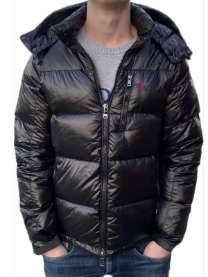 Ralph Lauren jacka - Glansig fräsch jacka som inte är alls mycket använd. Står strl L men sitter som en S/ M, passar mig bra som är 181cm och 65kg.  Fler jackor i min profil Hör av er för mer bilder eller om du har någon fråga!