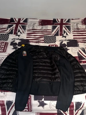 Svart pufferjacka från Parajumpers - Storlek S