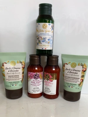 Yves Rocher kroppsvårdsset mini - Fem miniflaskor från Yves Rocher med olika dofter: Frozen Lychee duschgel, Karité & Douceur d'Amandes duschkräm och body lotion, Fleur des Prés body lotion och Argan & Rose Petals body lotion. Pastellgröna och bruna tuber samt bruna flaskor, perfekt för resan. Oanvända.