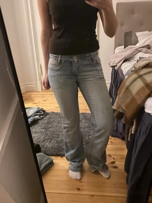 Bootcut ljusblå jeans  - Säljer ett par ljusblå bootcut jeans som jag köpte secondhand utomlands. Så snygga och passar till allt!! Säljer då 