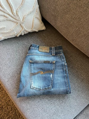 Slitna Raka Nudie Jeans - Säljer ett par sköna raka jeans ifrån Nudie, med schysst tvätt. W34, L32, men jag uppfattar dem mindre i waist. Runt W31.