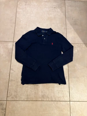 Polo Ralph lauren piké - Hej! Säljer en långärmad Polo Ralph Lauren piké i storlek (10-12) XXS. Jag på bilden Är 174cm lång och väger 58kg. Skriv om ni har några frågor🤝
