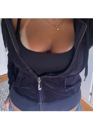 Juicy Couture kofta - Mörkblå vintage zip hoodie/kofta från Juicy Couture i mjuk velour, långa ärmar, snörning i huvan med gulddetaljer och ett J-format dragkedjesmycke. Storlek M men passar XS-M.  Köpte begagnad för 1280kr! 