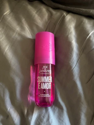 Sol de Janeiro Summer E Amor - Limited edition som inte finns att köpa längre. Då jag endast har använt den cirka 3 gånger så kommer det inte till användning. Luktar väldigt gott. Fint skick