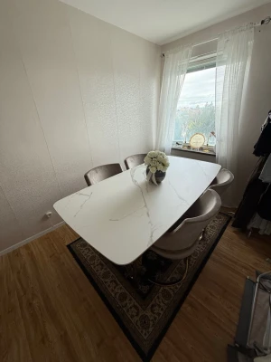 Stilren matbord– bord + 4 stolar - Säljer ett elegant matbord med 4 matchande stolar i mycket gott skick. Vit marmorinspirerad bordsskiva med guldfärgat underrede. Stolarna är klädda i mjukt sammetstyg i grå/beige ton med guldfärgade ben och armstöd. Bekväma och stabila. Passar perfekt i ett modernt hem. Hör av dig vid intresse!