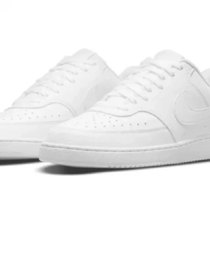 Nike Jordan 1 Low helvita sneakers - Säljer ett par stilrena Nike Jordan 1 Low sneakers i helvitt skinn. Skorna har klassisk snörning, perforerad tå och den ikoniska swoosh-loggan på sidan. Perfekta för dig som gillar en clean och sportig look.