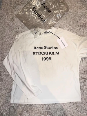 Vit långärmad t-shirt Acne Studios🙌🤩 - Acne studios tröja i fint skick (8/10) i storlek S men passar M bättre. Passformen är baggy och tröjan passar runt 180 cm | skickas med tag, skriv vid någon fundering✅
