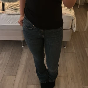 Blå bootcut jeans från Gina Tricot - Säljer ett par blå bootcut jeans från Gina Tricot. Utsvängda med låg midja. Använda en gång💕