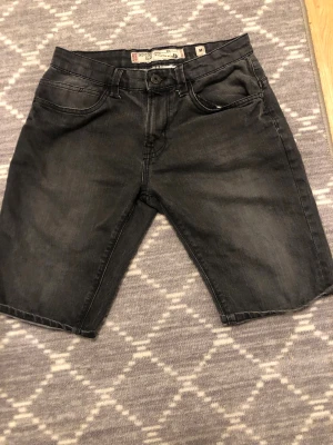 1st  par jeansshorts  - 1st par jeansshorts i storlek Medium.