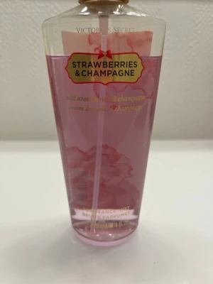 Strawberries & Champagne Victoria Secret mist - Säljer en Victoria Secret mist, det e deras gamla design och flaska. Parfymen var från början 250 ml men har används ngr ggr, men det e fortfarande väldigt mycket kvar