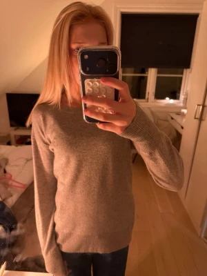 Grå stickad tröja Polo Ralph Lauren - Säljer en klassisk super mjuk grå stickad tröja från Polo Ralph Lauren i storlek X, Aldrig använt och är i mycket bra skick!☺️💗