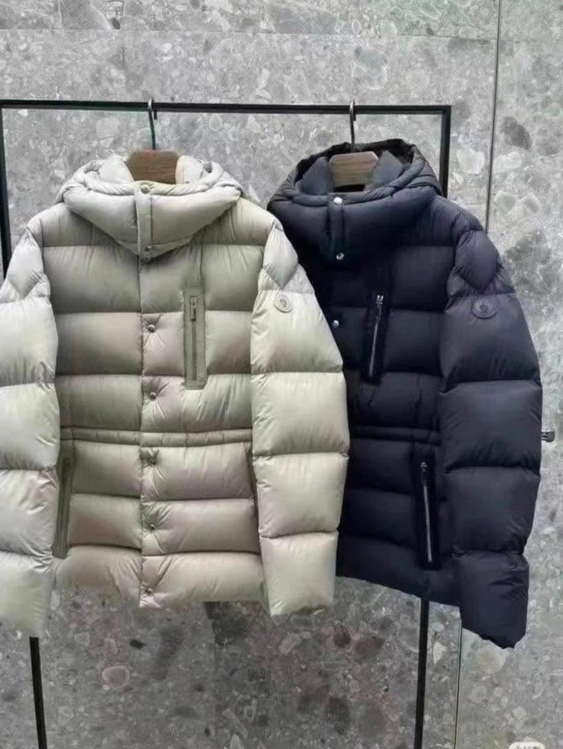 Svart pufferjacka med huva