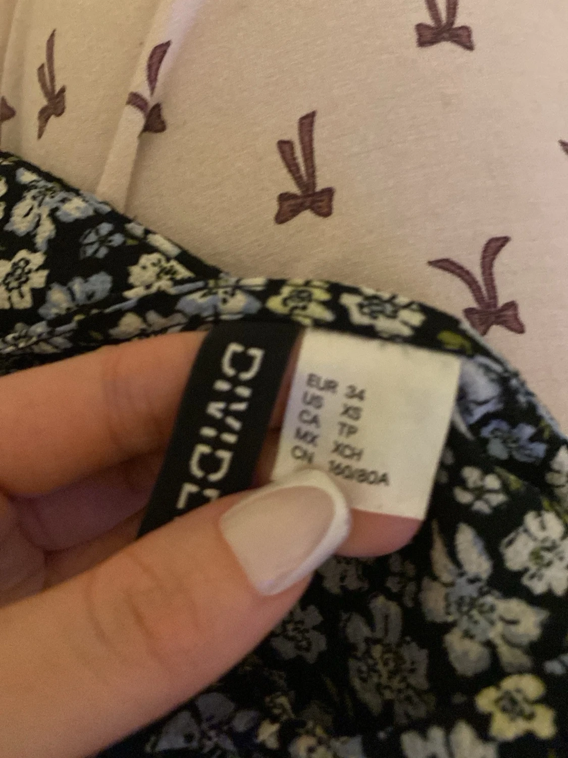 Blommig svart klänning från DIVIDED - 2