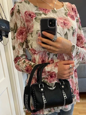 Blommig blus - Unik vit blus med rosa fina blommor på. Passar XS/S. 